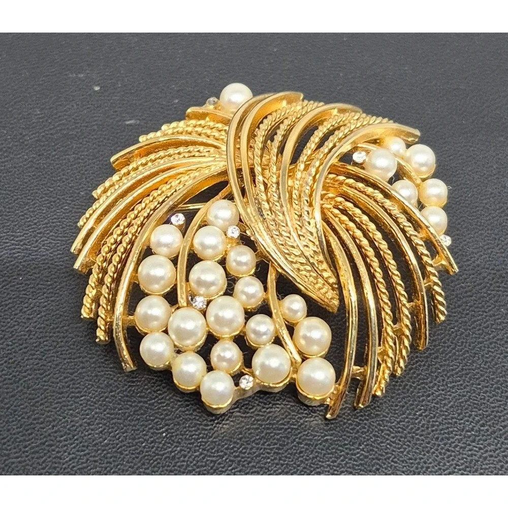 Vintage Lisner Brooch Woman Gold Faux Pearl Rhinestone Sunburst Spray Pin READ